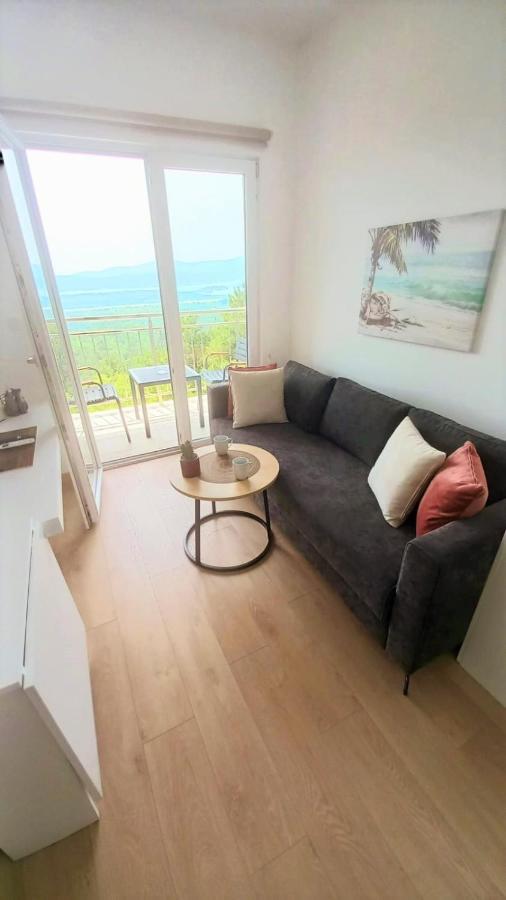 Cozy Apartments With Pool And Splendid Seaview Kavac Exterior photo